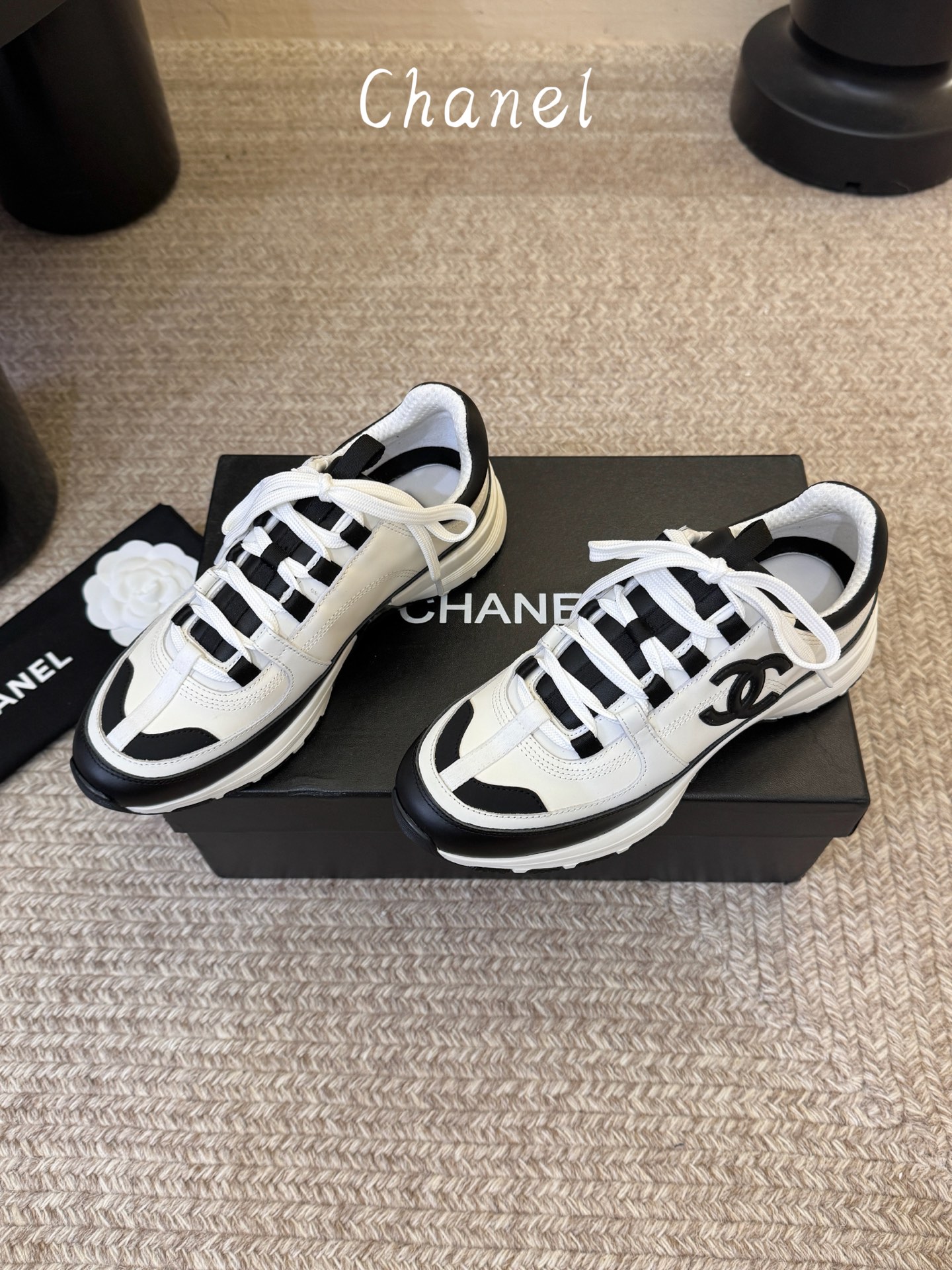 Chane*26ss夏季新款黑白拼色复古德训休闲板鞋 复古低帮德训鞋型搭配柔和圆鞋头,黑白撞色饰条环绕鞋身勾勒层次,杂色 Chane*26ss夏季新款黑白拼色复古德训休闲板鞋 复古低帮德训鞋型搭配柔和圆鞋头,黑白撞色饰条环绕鞋身勾勒层次,杂色