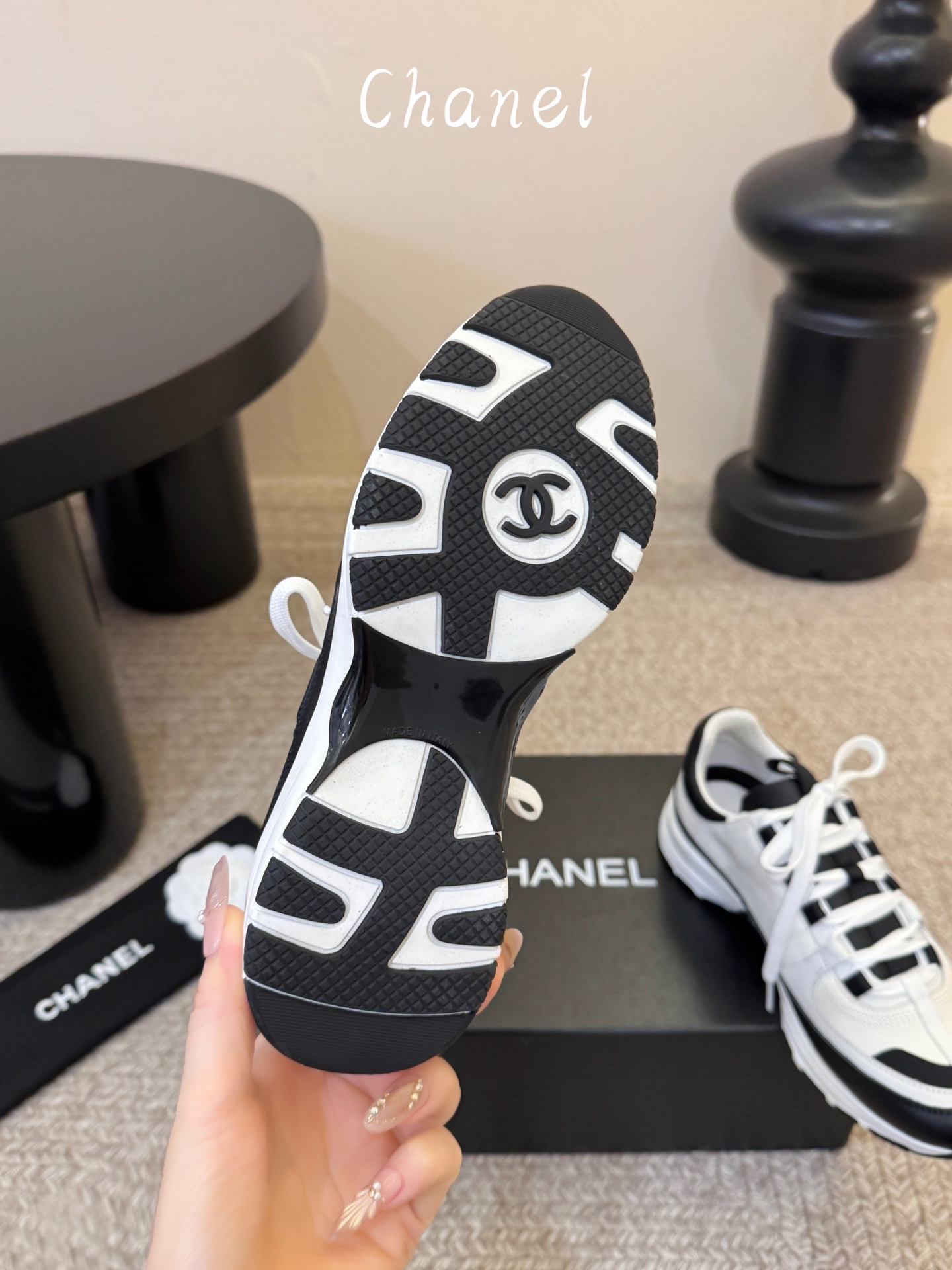 Chane*26ss夏季新款黑白拼色复古德训休闲板鞋 复古低帮德训鞋型搭配柔和圆鞋头,黑白撞色饰条环绕鞋身勾勒层次,杂色 Chane*26ss夏季新款黑白拼色复古德训休闲板鞋 复古低帮德训鞋型搭配柔和圆鞋头,黑白撞色饰条环绕鞋身勾勒层次,杂色