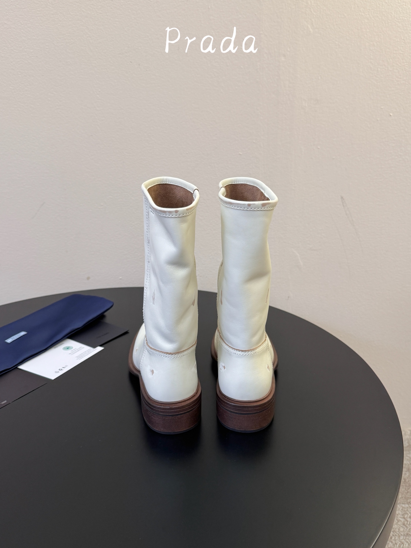 PRAD* 𝟐𝟔𝐀𝐖秋冬新品 做旧中筒靴|复古废土解锁飒爽气场 复古做旧皮质糅合直筒靴筒版型 每一步踏出随性不羁的酷飒 PRAD* 𝟐𝟔𝐀𝐖秋冬新品 做旧中筒靴|复古废土解锁飒爽气场 复古做旧皮质糅合直筒靴筒版型 每一步踏出随性不羁的酷飒