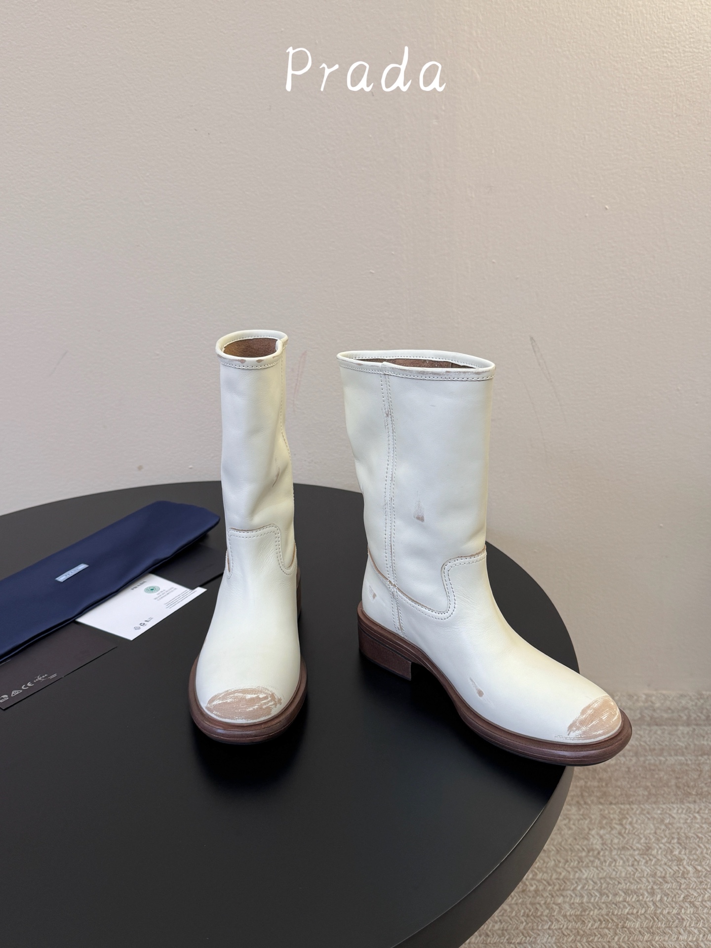 PRAD* 𝟐𝟔𝐀𝐖秋冬新品 做旧中筒靴|复古废土解锁飒爽气场 复古做旧皮质糅合直筒靴筒版型 每一步踏出随性不羁的酷飒 PRAD* 𝟐𝟔𝐀𝐖秋冬新品 做旧中筒靴|复古废土解锁飒爽气场 复古做旧皮质糅合直筒靴筒版型 每一步踏出随性不羁的酷飒