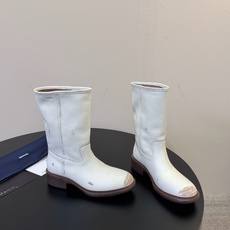 PRAD* 𝟐𝟔𝐀𝐖秋冬新品 做旧中筒靴|复古废土解锁飒爽气场 复古做旧皮质糅合直筒靴筒版型 每一步踏出随性不羁的酷飒 PRAD* 𝟐𝟔𝐀𝐖秋冬新品 做旧中筒靴|复古废土解锁飒爽气场 复古做旧皮质糅合直筒靴筒版型 每一步踏出随性不羁的酷飒