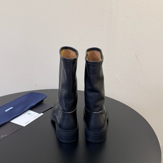 PRAD* 𝟐𝟔𝐀𝐖秋冬新品 做旧中筒靴|复古废土解锁飒爽气场 复古做旧皮质糅合直筒靴筒版型 每一步踏出随性不羁的酷飒 PRAD* 𝟐𝟔𝐀𝐖秋冬新品 做旧中筒靴|复古废土解锁飒爽气场 复古做旧皮质糅合直筒靴筒版型 每一步踏出随性不羁的酷飒