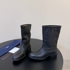 PRAD* 𝟐𝟔𝐀𝐖秋冬新品 做旧中筒靴|复古废土解锁飒爽气场 复古做旧皮质糅合直筒靴筒版型 每一步踏出随性不羁的酷飒 PRAD* 𝟐𝟔𝐀𝐖秋冬新品 做旧中筒靴|复古废土解锁飒爽气场 复古做旧皮质糅合直筒靴筒版型 每一步踏出随性不羁的酷飒