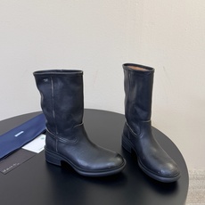 PRAD* 𝟐𝟔𝐀𝐖秋冬新品 做旧中筒靴|复古废土解锁飒爽气场 复古做旧皮质糅合直筒靴筒版型 每一步踏出随性不羁的酷飒 PRAD* 𝟐𝟔𝐀𝐖秋冬新品 做旧中筒靴|复古废土解锁飒爽气场 复古做旧皮质糅合直筒靴筒版型 每一步踏出随性不羁的酷飒