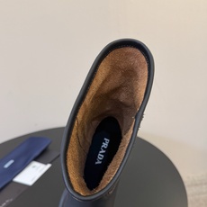 PRAD* 𝟐𝟔𝐀𝐖秋冬新品 做旧中筒靴|复古废土解锁飒爽气场 复古做旧皮质糅合直筒靴筒版型 每一步踏出随性不羁的酷飒 PRAD* 𝟐𝟔𝐀𝐖秋冬新品 做旧中筒靴|复古废土解锁飒爽气场 复古做旧皮质糅合直筒靴筒版型 每一步踏出随性不羁的酷飒