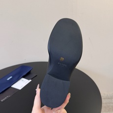PRAD* 𝟐𝟔𝐀𝐖秋冬新品 做旧中筒靴|复古废土解锁飒爽气场 复古做旧皮质糅合直筒靴筒版型 每一步踏出随性不羁的酷飒 PRAD* 𝟐𝟔𝐀𝐖秋冬新品 做旧中筒靴|复古废土解锁飒爽气场 复古做旧皮质糅合直筒靴筒版型 每一步踏出随性不羁的酷飒