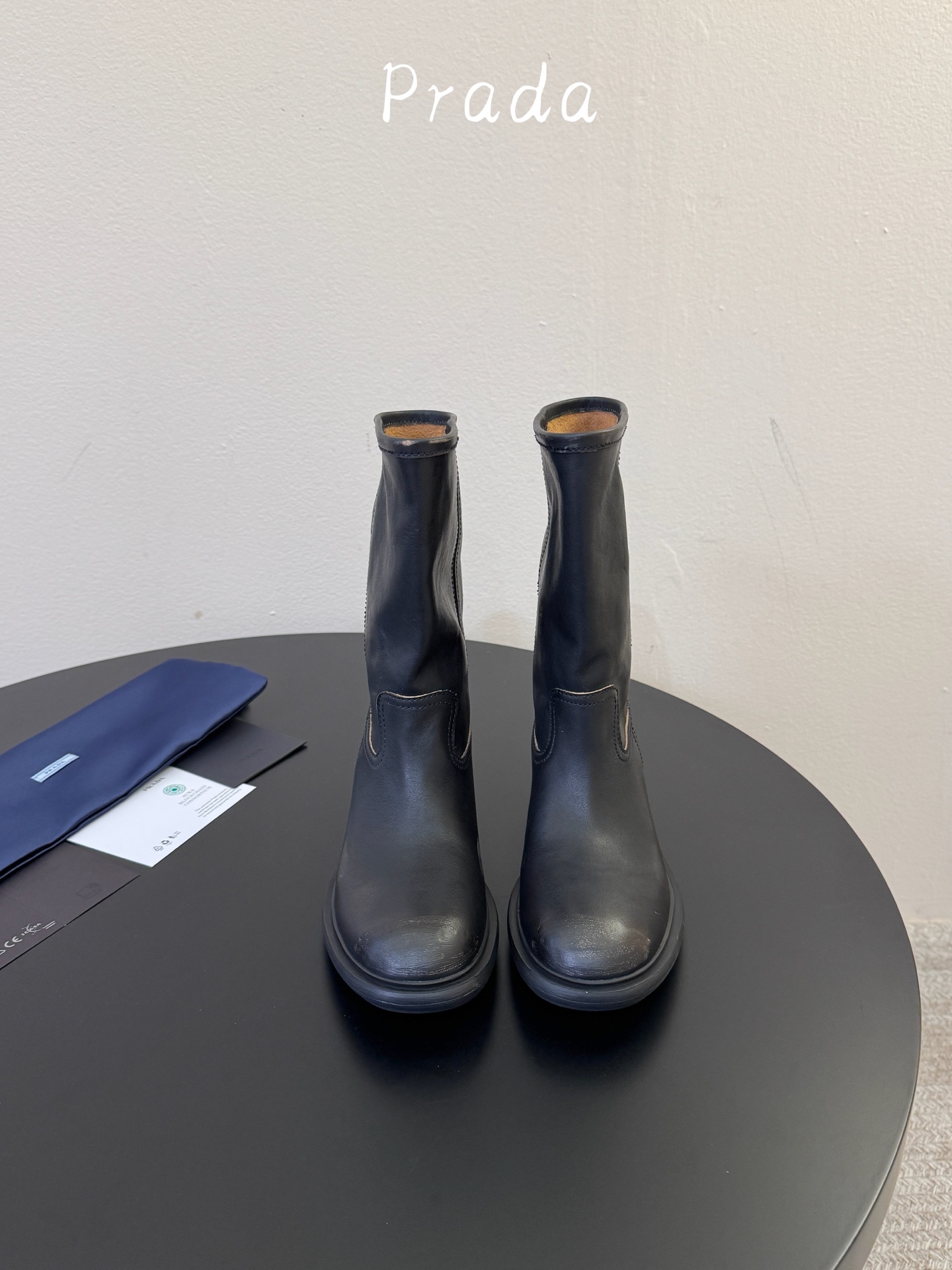 PRAD*  𝟐𝟔𝐀𝐖秋冬新品 做旧中筒靴｜复古废土解锁飒爽气场 复古做旧皮质糅合直筒靴筒版型 每一步踏出随性不羁的酷飒