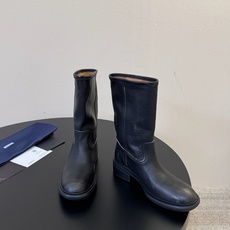 PRAD* 𝟐𝟔𝐀𝐖秋冬新品 做旧中筒靴|复古废土解锁飒爽气场 复古做旧皮质糅合直筒靴筒版型 每一步踏出随性不羁的酷飒 PRAD* 𝟐𝟔𝐀𝐖秋冬新品 做旧中筒靴|复古废土解锁飒爽气场 复古做旧皮质糅合直筒靴筒版型 每一步踏出随性不羁的酷飒
