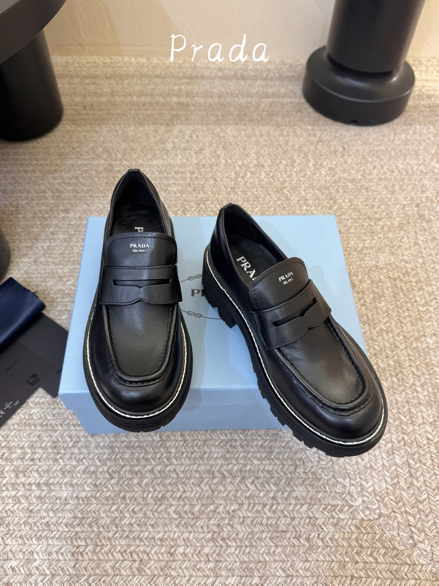 prada fw26 new arrival~早秋复古乐福鞋 自带复古质感的万能一脚蹬,胎水牛皮,真皮沿条,表面自然做旧 prada fw26 new arrival~早秋复古乐福鞋 自带复古质感的万能一脚蹬,胎水牛皮,真皮沿条,表面自然做旧