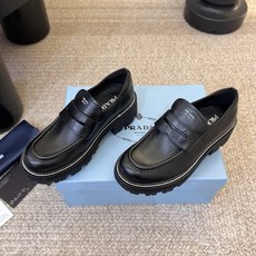 prada fw26 new arrival~早秋复古乐福鞋 自带复古质感的万能一脚蹬,胎水牛皮,真皮沿条,表面自然做旧 prada fw26 new arrival~早秋复古乐福鞋 自带复古质感的万能一脚蹬,胎水牛皮,真皮沿条,表面自然做旧