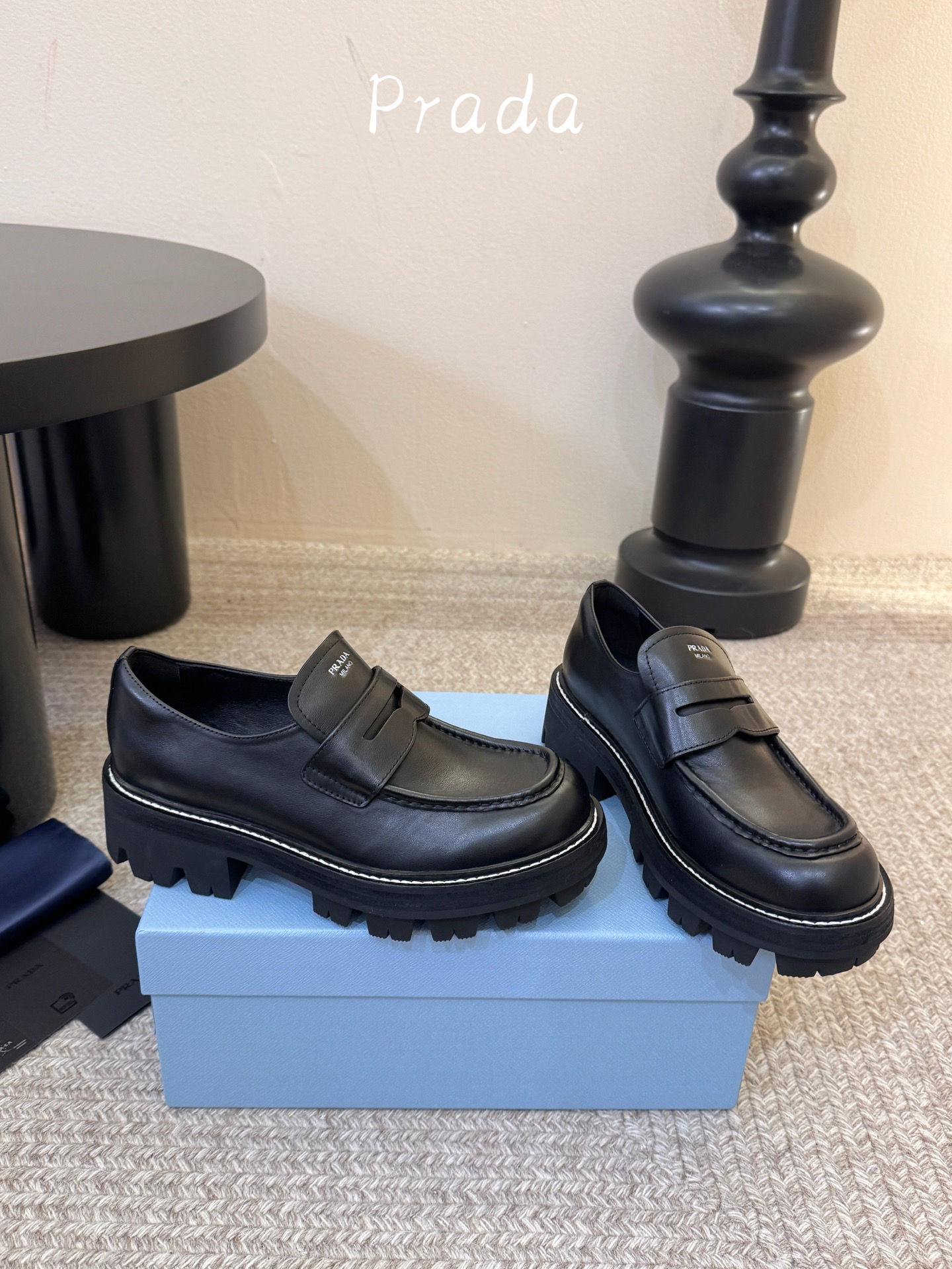 prada fw26 new arrival~早秋复古乐福鞋 自带复古质感的万能一脚蹬,胎水牛皮,真皮沿条,表面自然做旧 prada fw26 new arrival~早秋复古乐福鞋 自带复古质感的万能一脚蹬,胎水牛皮,真皮沿条,表面自然做旧