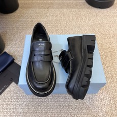 prada fw26 new arrival~早秋复古乐福鞋 自带复古质感的万能一脚蹬,胎水牛皮,真皮沿条,表面自然做旧 prada fw26 new arrival~早秋复古乐福鞋 自带复古质感的万能一脚蹬,胎水牛皮,真皮沿条,表面自然做旧