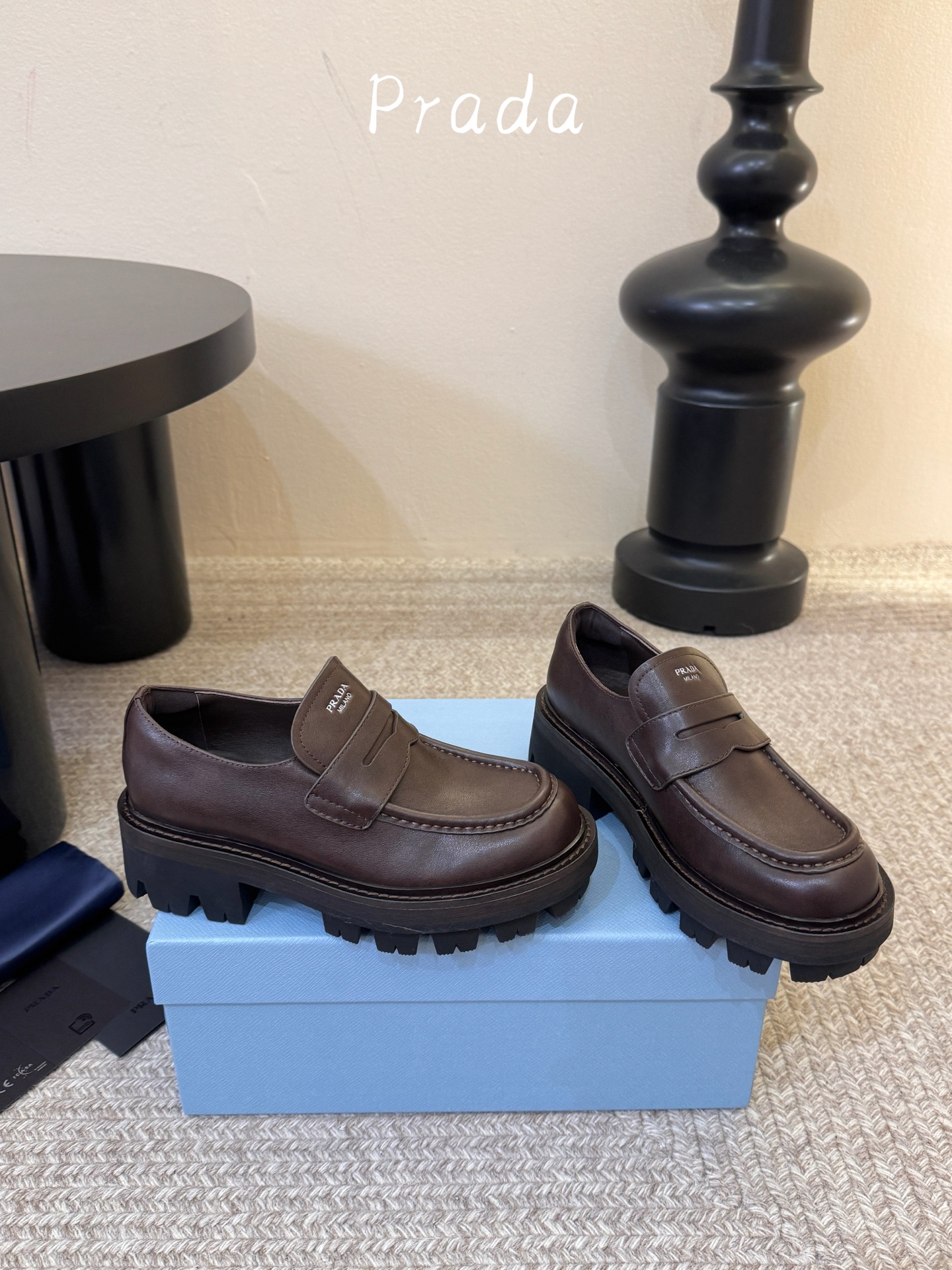 prada fw26 new arrival~早秋复古乐福鞋 自带复古质感的万能一脚蹬,胎水牛皮,真皮沿条,表面自然做旧 prada fw26 new arrival~早秋复古乐福鞋 自带复古质感的万能一脚蹬,胎水牛皮,真皮沿条,表面自然做旧