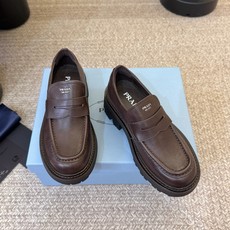 prada fw26 new arrival~早秋复古乐福鞋 自带复古质感的万能一脚蹬,胎水牛皮,真皮沿条,表面自然做旧 prada fw26 new arrival~早秋复古乐福鞋 自带复古质感的万能一脚蹬,胎水牛皮,真皮沿条,表面自然做旧