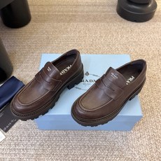 prada fw26 new arrival~早秋复古乐福鞋 自带复古质感的万能一脚蹬,胎水牛皮,真皮沿条,表面自然做旧 prada fw26 new arrival~早秋复古乐福鞋 自带复古质感的万能一脚蹬,胎水牛皮,真皮沿条,表面自然做旧