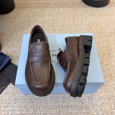 prada fw26 new arrival~早秋复古乐福鞋 自带复古质感的万能一脚蹬,胎水牛皮,真皮沿条,表面自然做旧 prada fw26 new arrival~早秋复古乐福鞋 自带复古质感的万能一脚蹬,胎水牛皮,真皮沿条,表面自然做旧