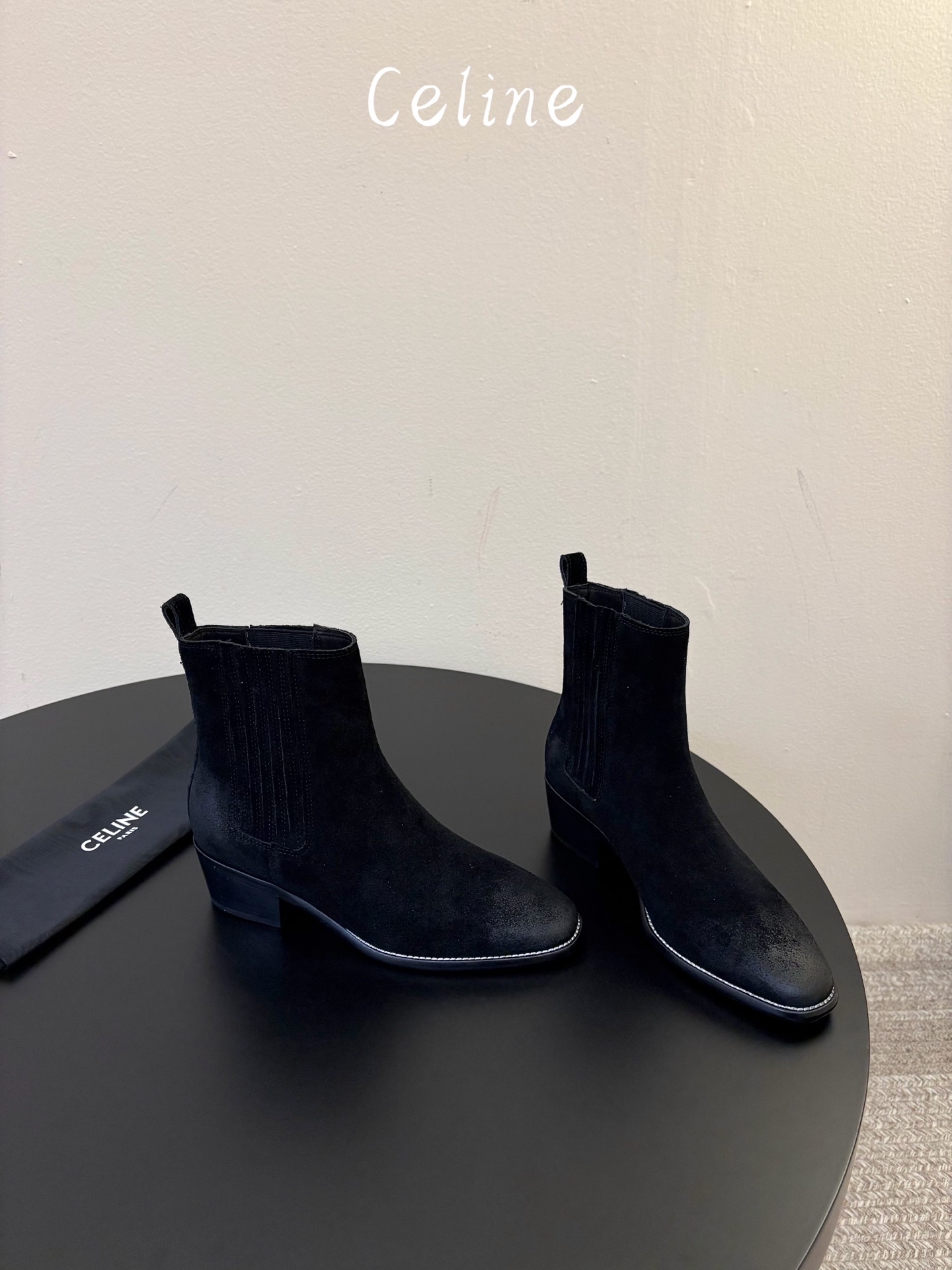 CELINE 秋冬专柜最新时装靴、走秀款时尚博主同款 早秋力推单品!复古欧美风格 炸街必备单品 ✔️松紧一脚蹬靴筒设计 CELINE 秋冬专柜最新时装靴、走秀款时尚博主同款 早秋力推单品!复古欧美风格 炸街必备单品 ✔️松紧一脚蹬靴筒设计