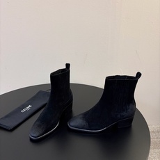 CELINE 秋冬专柜最新时装靴、走秀款时尚博主同款 早秋力推单品!复古欧美风格 炸街必备单品 ✔️松紧一脚蹬靴筒设计 CELINE 秋冬专柜最新时装靴、走秀款时尚博主同款 早秋力推单品!复古欧美风格 炸街必备单品 ✔️松紧一脚蹬靴筒设计