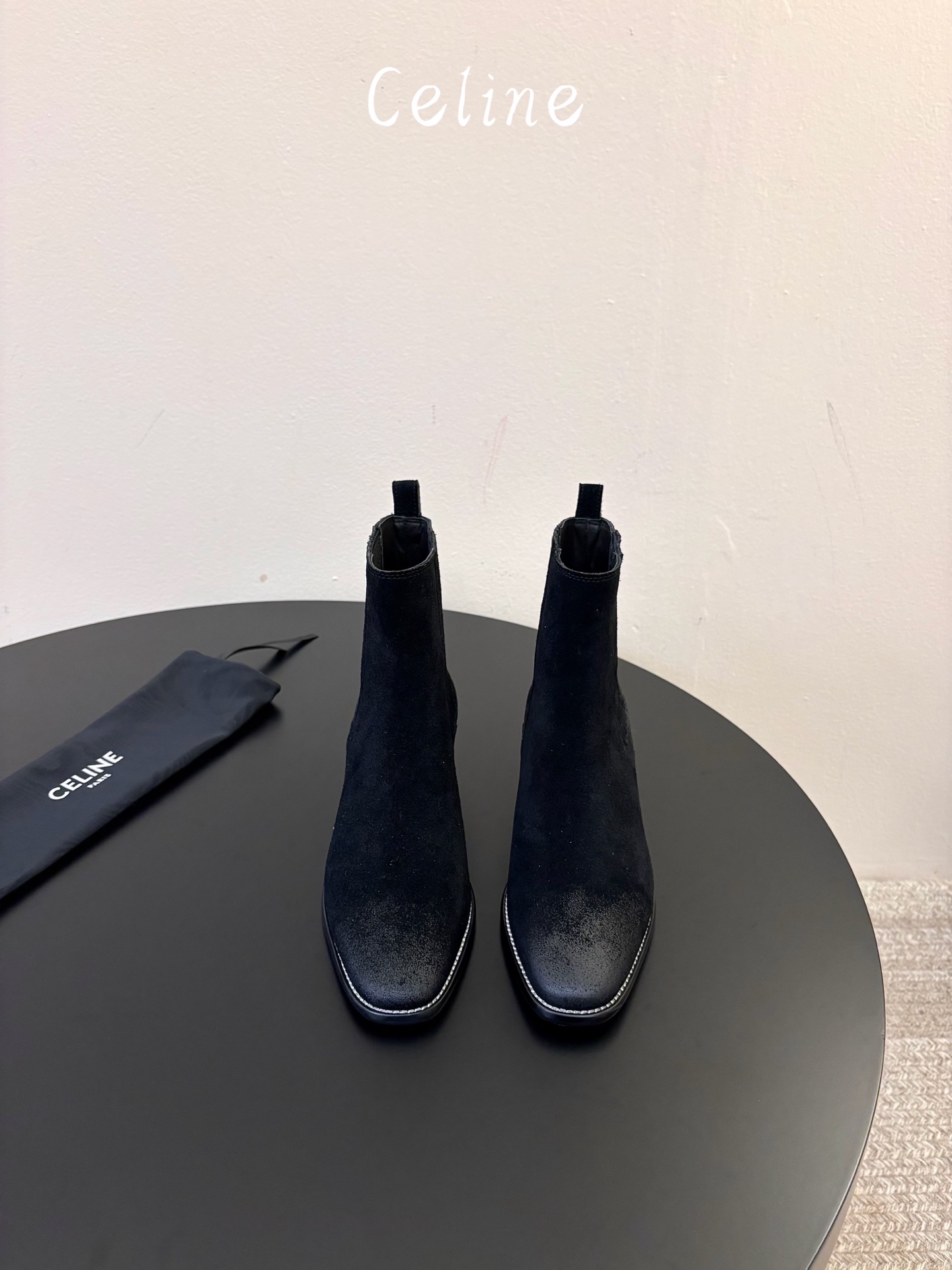 CELINE 秋冬专柜最新时装靴、走秀款时尚博主同款 早秋力推单品！复古欧美风格 炸街必备单品 ✔️松紧一脚蹬靴筒设计 