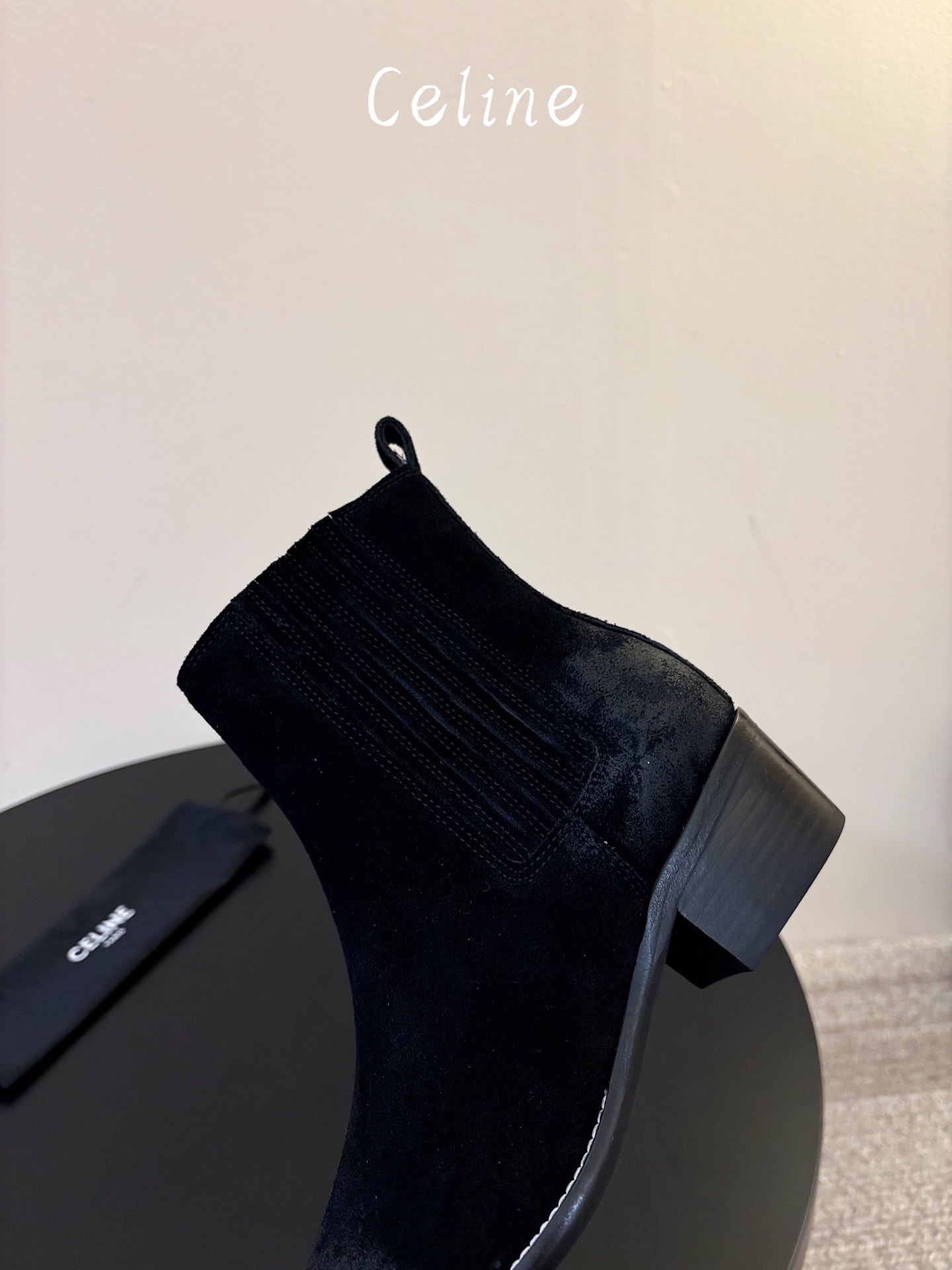 CELINE 秋冬专柜最新时装靴、走秀款时尚博主同款 早秋力推单品!复古欧美风格 炸街必备单品 ✔️松紧一脚蹬靴筒设计 CELINE 秋冬专柜最新时装靴、走秀款时尚博主同款 早秋力推单品!复古欧美风格 炸街必备单品 ✔️松紧一脚蹬靴筒设计