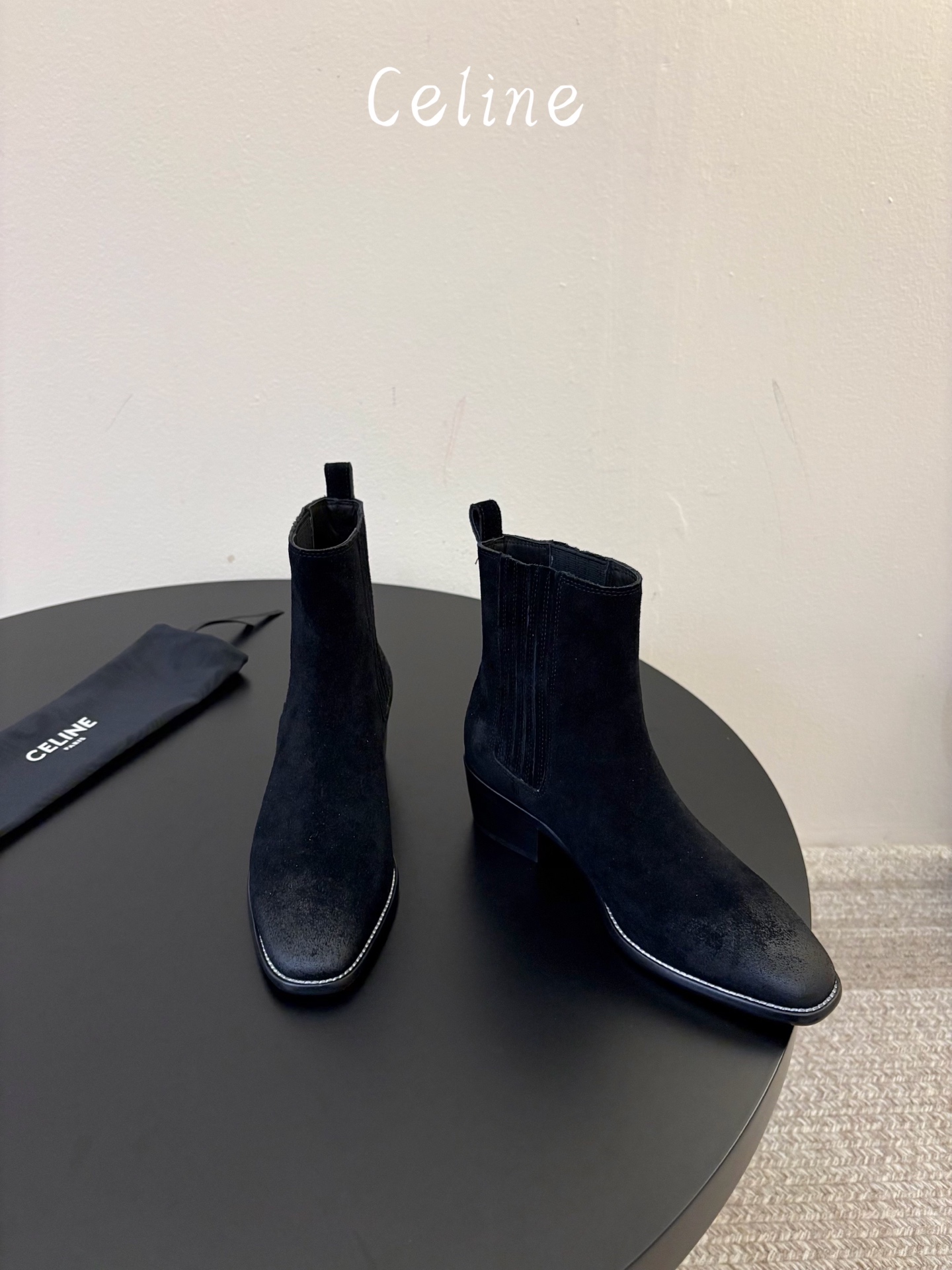 CELINE 秋冬专柜最新时装靴、走秀款时尚博主同款 早秋力推单品!复古欧美风格 炸街必备单品 ✔️松紧一脚蹬靴筒设计 CELINE 秋冬专柜最新时装靴、走秀款时尚博主同款 早秋力推单品!复古欧美风格 炸街必备单品 ✔️松紧一脚蹬靴筒设计
