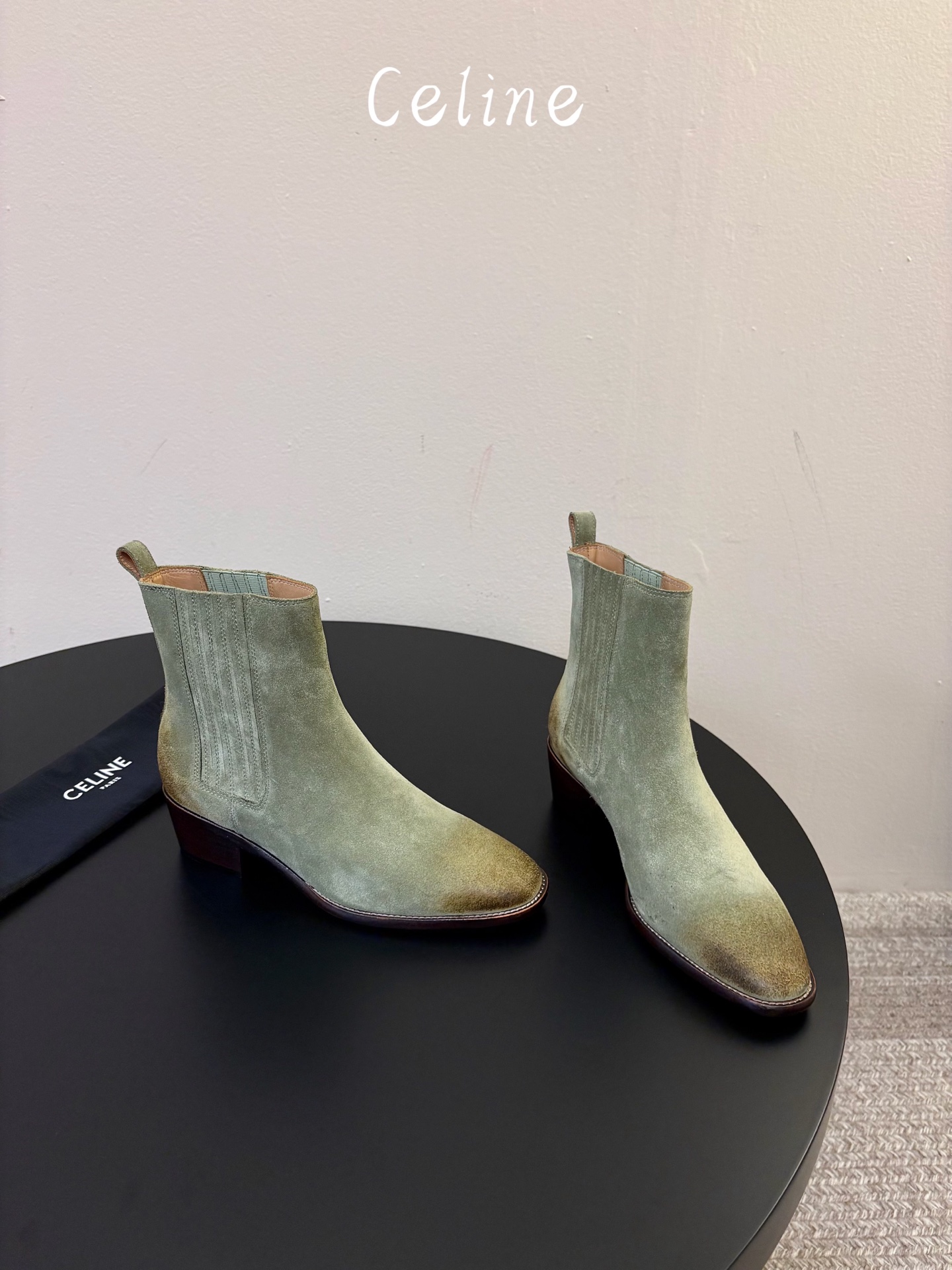 CELINE 秋冬专柜最新时装靴、走秀款时尚博主同款 早秋力推单品!复古欧美风格 炸街必备单品 ✔️松紧一脚蹬靴筒设计 CELINE 秋冬专柜最新时装靴、走秀款时尚博主同款 早秋力推单品!复古欧美风格 炸街必备单品 ✔️松紧一脚蹬靴筒设计