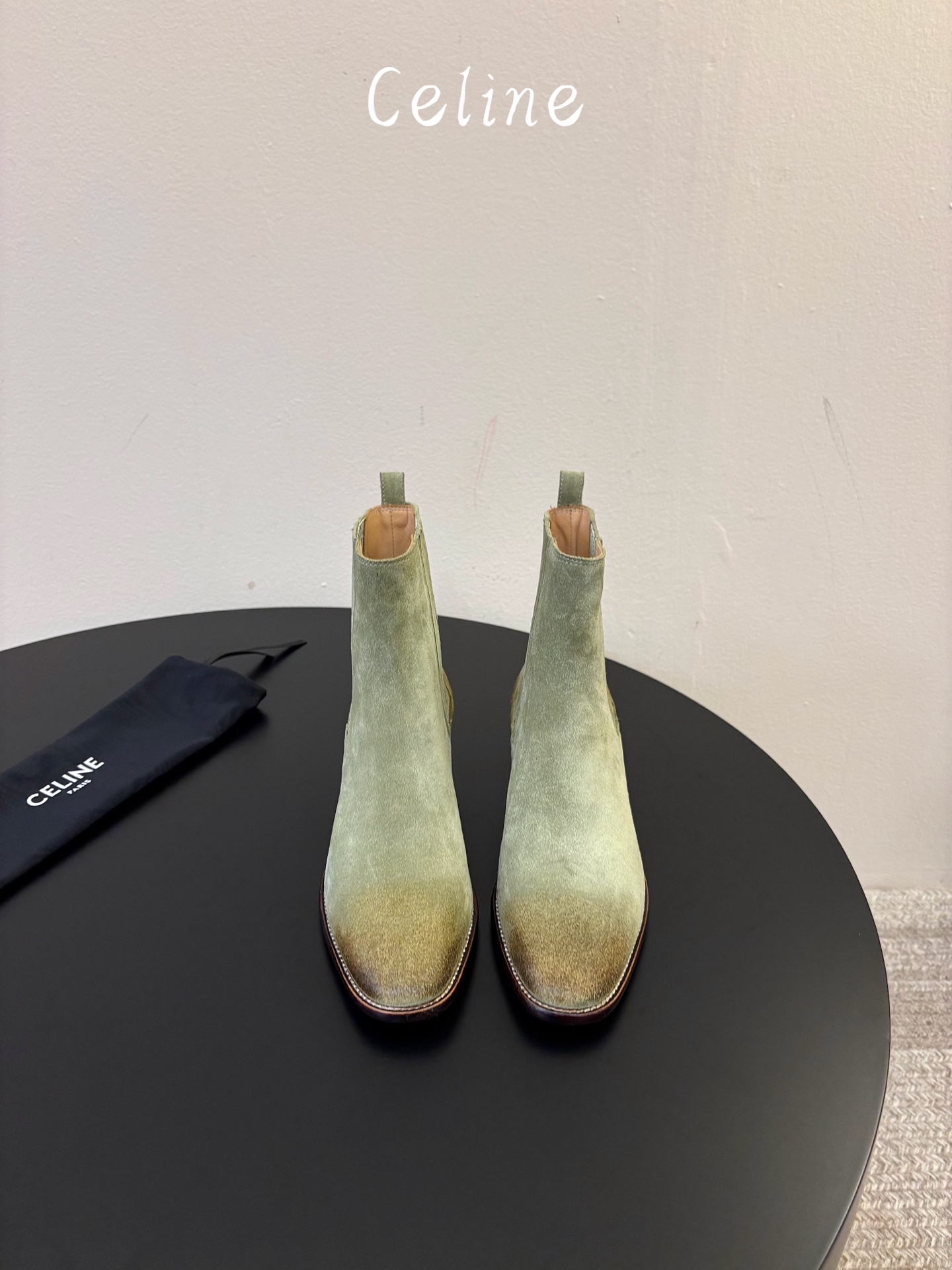 CELINE 秋冬专柜最新时装靴、走秀款时尚博主同款 早秋力推单品！复古欧美风格 炸街必备单品 ✔️松紧一脚蹬靴筒设计 