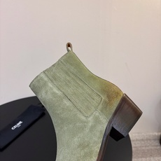CELINE 秋冬专柜最新时装靴、走秀款时尚博主同款 早秋力推单品!复古欧美风格 炸街必备单品 ✔️松紧一脚蹬靴筒设计 CELINE 秋冬专柜最新时装靴、走秀款时尚博主同款 早秋力推单品!复古欧美风格 炸街必备单品 ✔️松紧一脚蹬靴筒设计