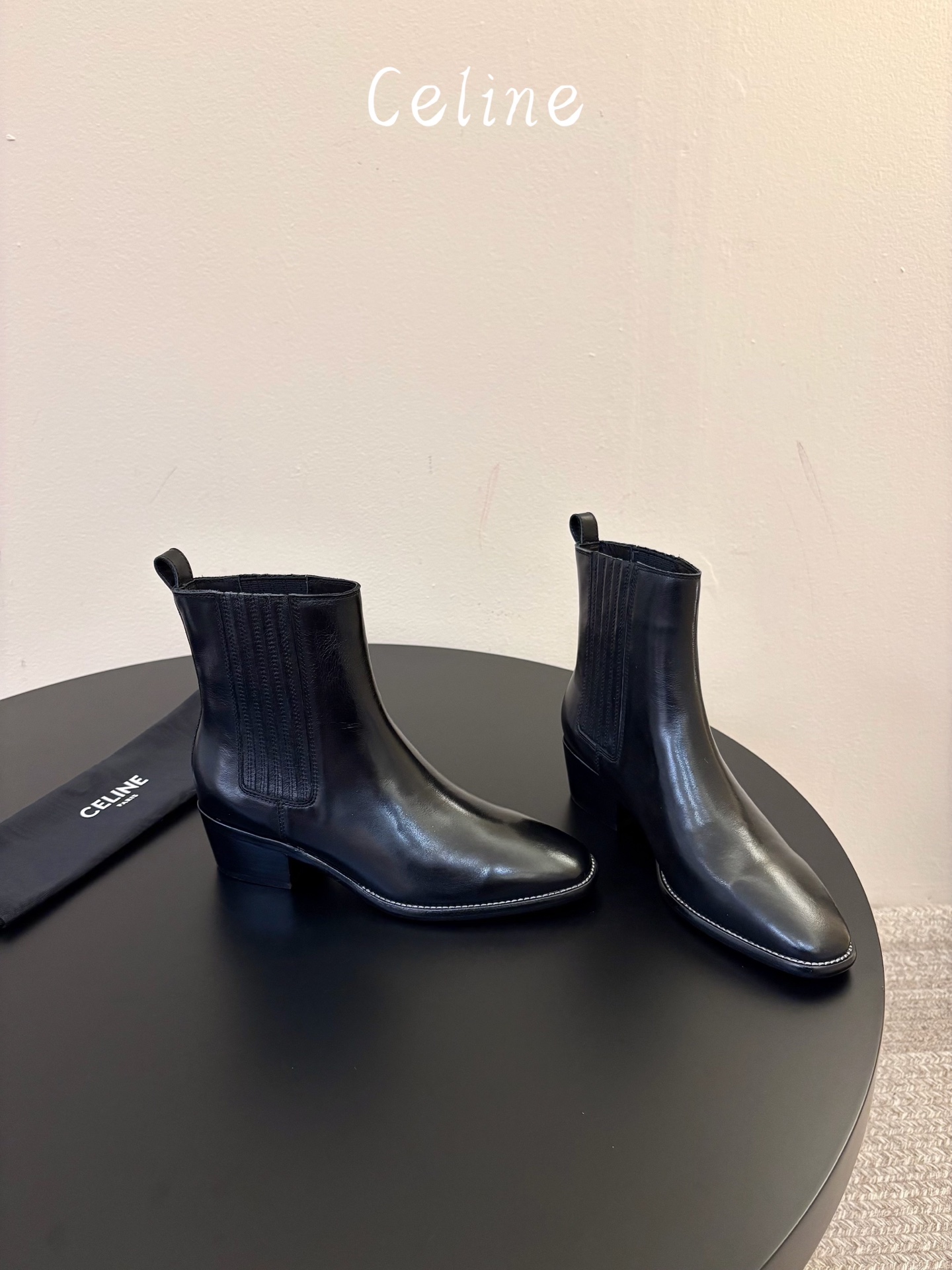 CELINE 秋冬专柜最新时装靴、走秀款时尚博主同款 早秋力推单品!复古欧美风格 炸街必备单品 ✔️松紧一脚蹬靴筒设计 CELINE 秋冬专柜最新时装靴、走秀款时尚博主同款 早秋力推单品!复古欧美风格 炸街必备单品 ✔️松紧一脚蹬靴筒设计