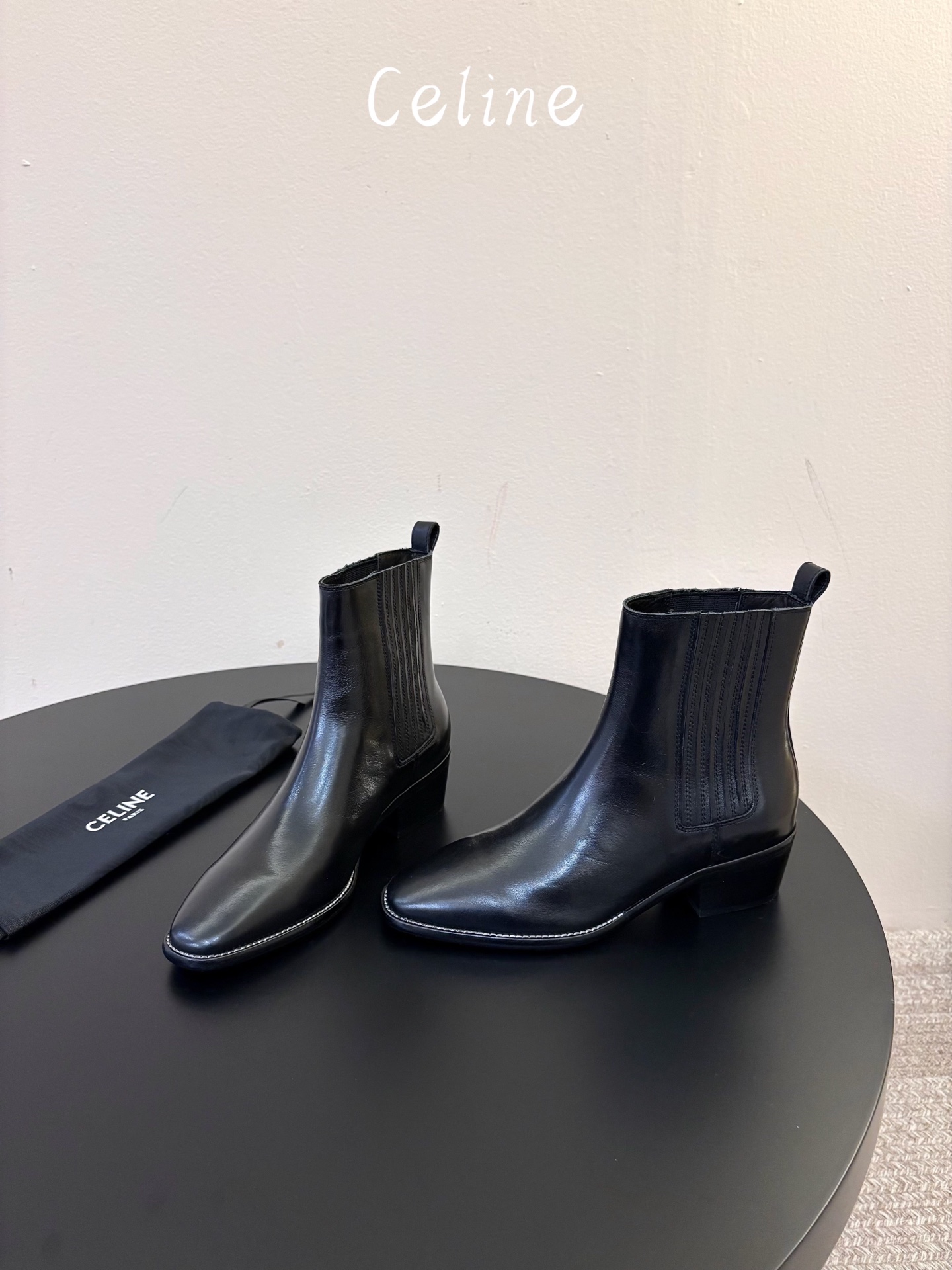 CELINE 秋冬专柜最新时装靴、走秀款时尚博主同款 早秋力推单品!复古欧美风格 炸街必备单品 ✔️松紧一脚蹬靴筒设计 CELINE 秋冬专柜最新时装靴、走秀款时尚博主同款 早秋力推单品!复古欧美风格 炸街必备单品 ✔️松紧一脚蹬靴筒设计