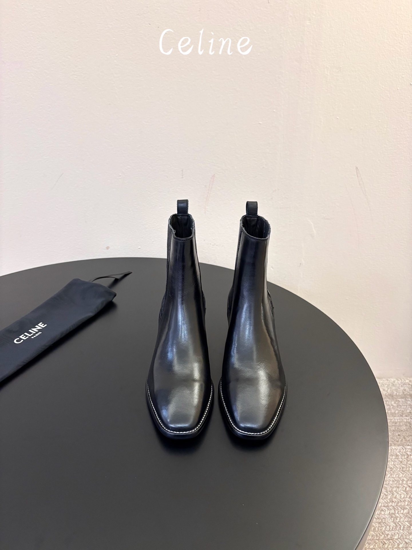 CELINE 秋冬专柜最新时装靴、走秀款时尚博主同款 早秋力推单品！复古欧美风格 炸街必备单品 ✔️松紧一脚蹬靴筒设计 