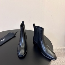 CELINE 秋冬专柜最新时装靴、走秀款时尚博主同款 早秋力推单品!复古欧美风格 炸街必备单品 ✔️松紧一脚蹬靴筒设计 CELINE 秋冬专柜最新时装靴、走秀款时尚博主同款 早秋力推单品!复古欧美风格 炸街必备单品 ✔️松紧一脚蹬靴筒设计