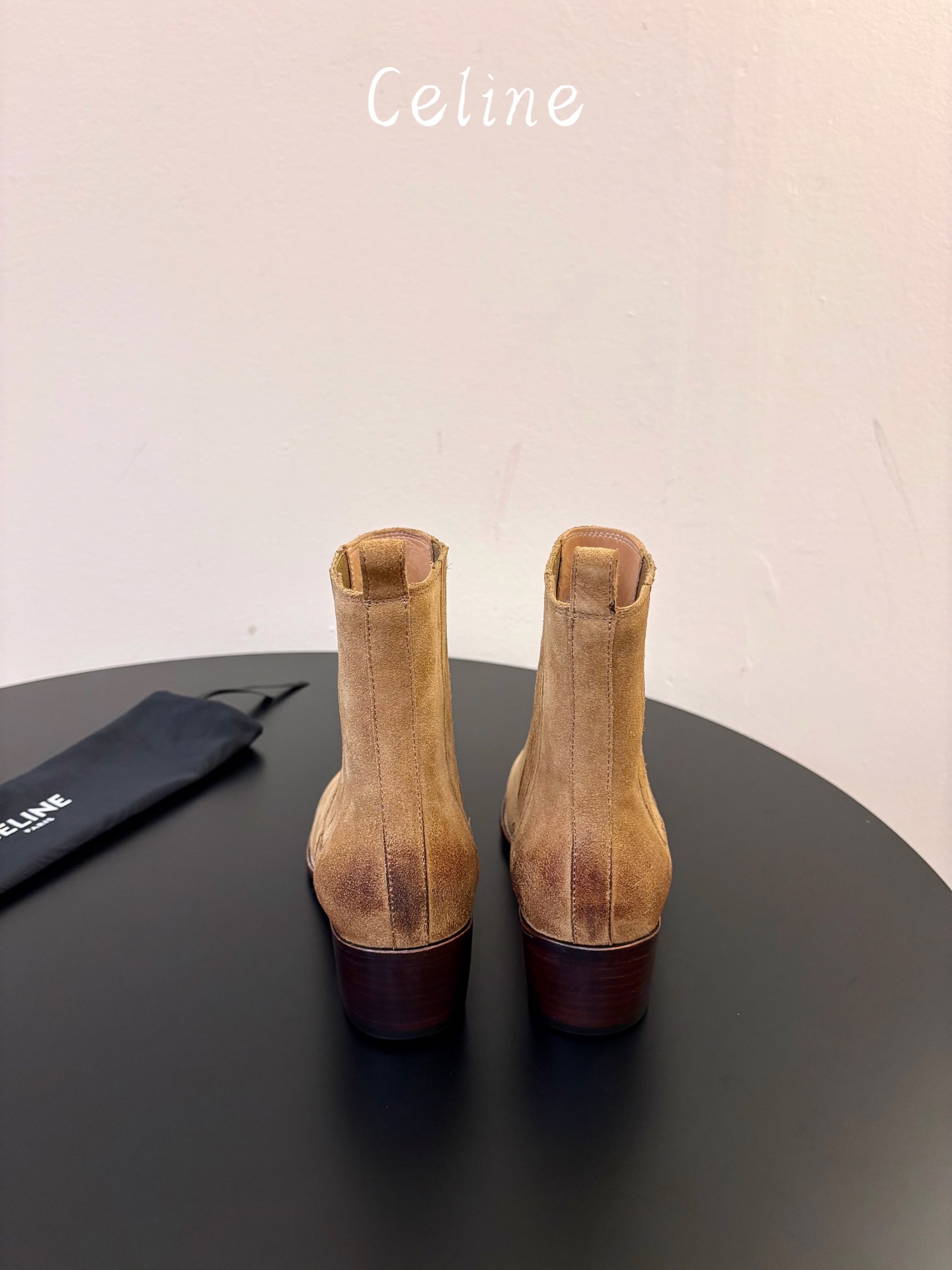 CELINE 秋冬专柜最新时装靴、走秀款时尚博主同款 早秋力推单品!复古欧美风格 炸街必备单品 ✔️松紧一脚蹬靴筒设计 CELINE 秋冬专柜最新时装靴、走秀款时尚博主同款 早秋力推单品!复古欧美风格 炸街必备单品 ✔️松紧一脚蹬靴筒设计