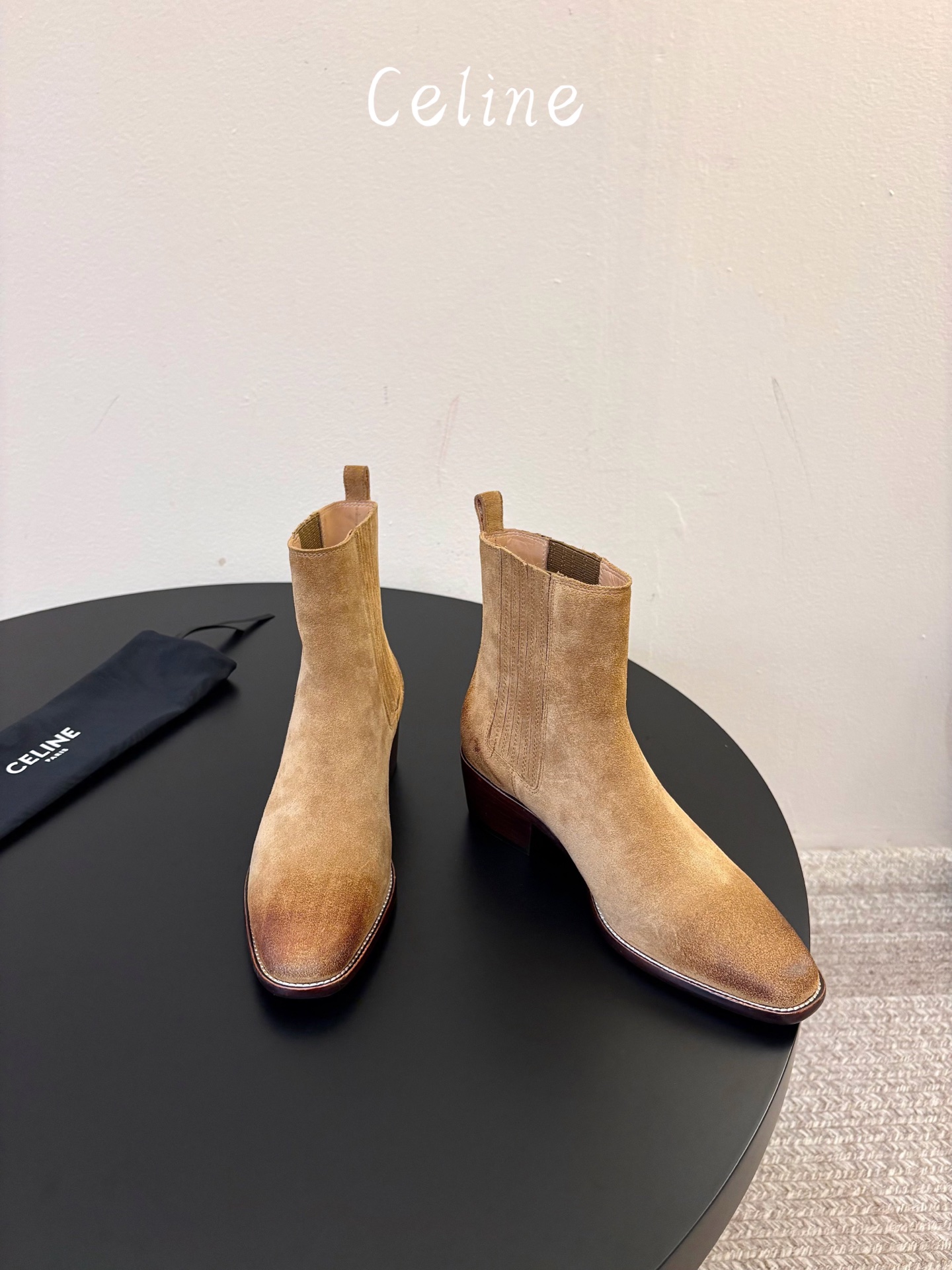 CELINE 秋冬专柜最新时装靴、走秀款时尚博主同款 早秋力推单品!复古欧美风格 炸街必备单品 ✔️松紧一脚蹬靴筒设计 CELINE 秋冬专柜最新时装靴、走秀款时尚博主同款 早秋力推单品!复古欧美风格 炸街必备单品 ✔️松紧一脚蹬靴筒设计