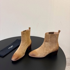 CELINE 秋冬专柜最新时装靴、走秀款时尚博主同款 早秋力推单品!复古欧美风格 炸街必备单品 ✔️松紧一脚蹬靴筒设计 CELINE 秋冬专柜最新时装靴、走秀款时尚博主同款 早秋力推单品!复古欧美风格 炸街必备单品 ✔️松紧一脚蹬靴筒设计