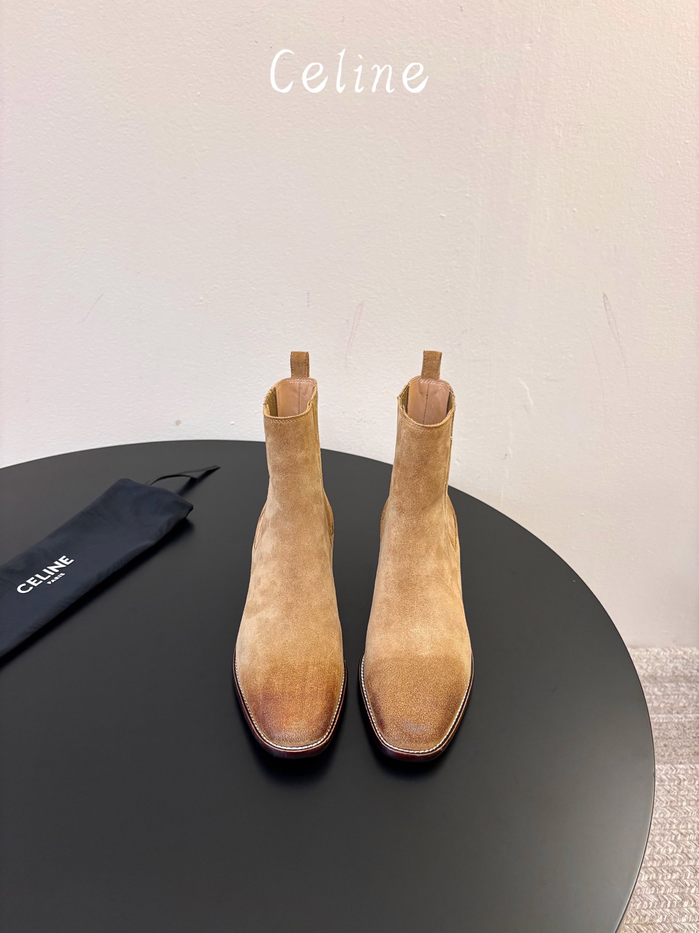 CELINE 秋冬专柜最新时装靴、走秀款时尚博主同款 早秋力推单品！复古欧美风格 炸街必备单品 ✔️松紧一脚蹬靴筒设计 