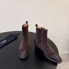 CELINE 秋冬专柜最新时装靴、走秀款时尚博主同款 早秋力推单品!复古欧美风格 炸街必备单品 ✔️松紧一脚蹬靴筒设计 CELINE 秋冬专柜最新时装靴、走秀款时尚博主同款 早秋力推单品!复古欧美风格 炸街必备单品 ✔️松紧一脚蹬靴筒设计