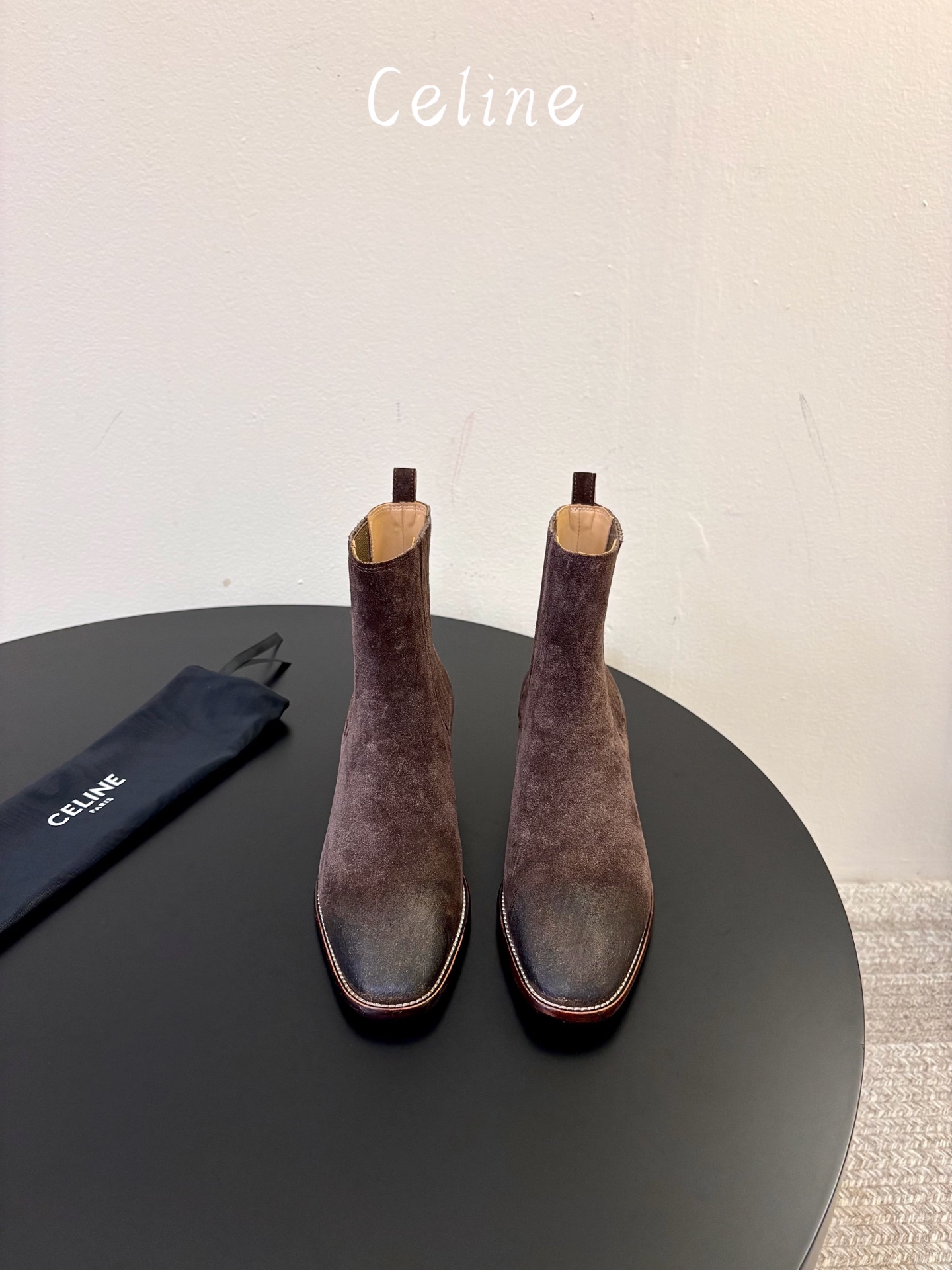 CELINE 秋冬专柜最新时装靴、走秀款时尚博主同款 早秋力推单品！复古欧美风格 炸街必备单品 ✔️松紧一脚蹬靴筒设计 