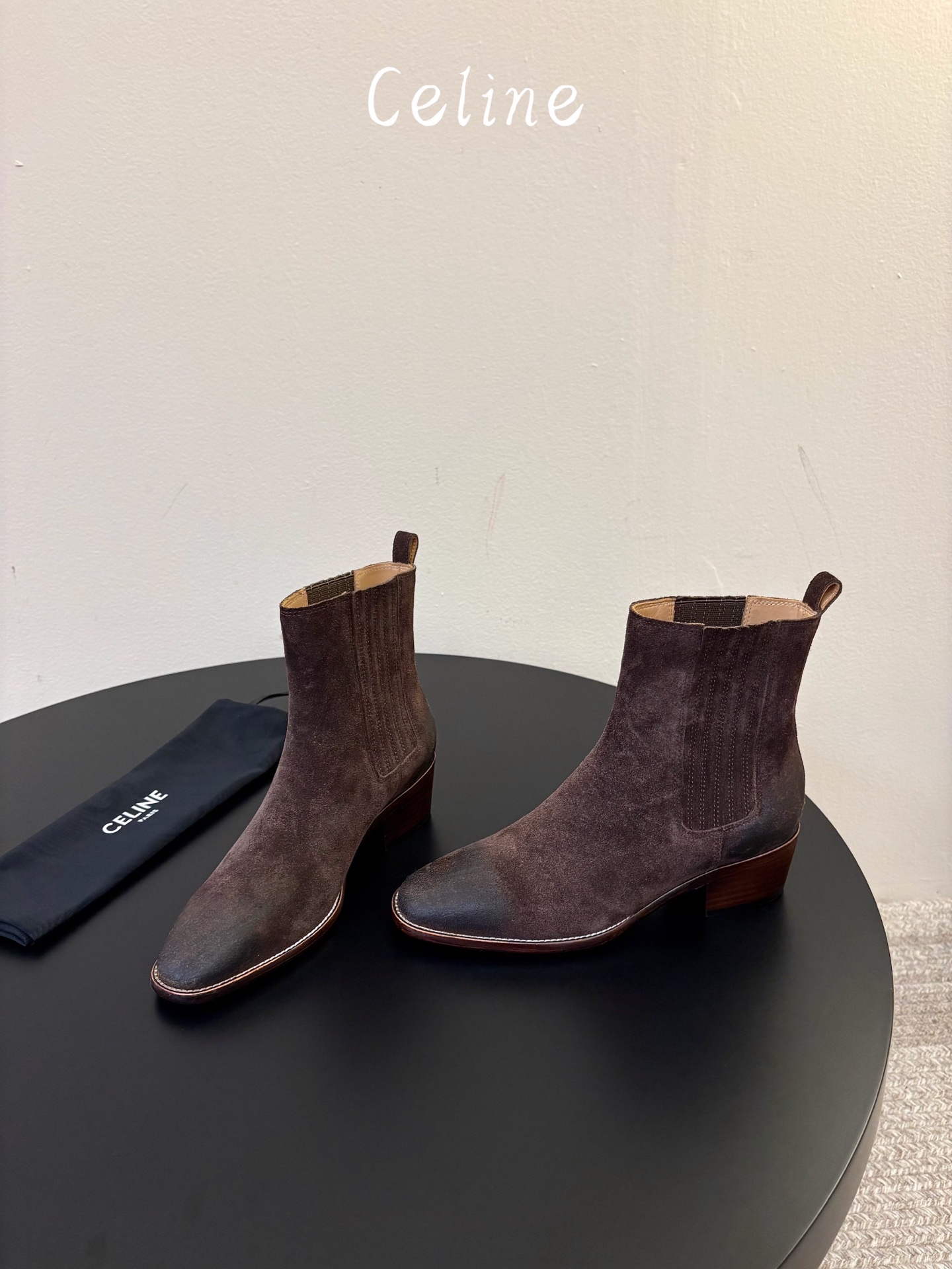 CELINE 秋冬专柜最新时装靴、走秀款时尚博主同款 早秋力推单品!复古欧美风格 炸街必备单品 ✔️松紧一脚蹬靴筒设计 CELINE 秋冬专柜最新时装靴、走秀款时尚博主同款 早秋力推单品!复古欧美风格 炸街必备单品 ✔️松紧一脚蹬靴筒设计