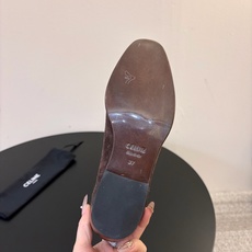 CELINE 秋冬专柜最新时装靴、走秀款时尚博主同款 早秋力推单品!复古欧美风格 炸街必备单品 ✔️松紧一脚蹬靴筒设计 CELINE 秋冬专柜最新时装靴、走秀款时尚博主同款 早秋力推单品!复古欧美风格 炸街必备单品 ✔️松紧一脚蹬靴筒设计