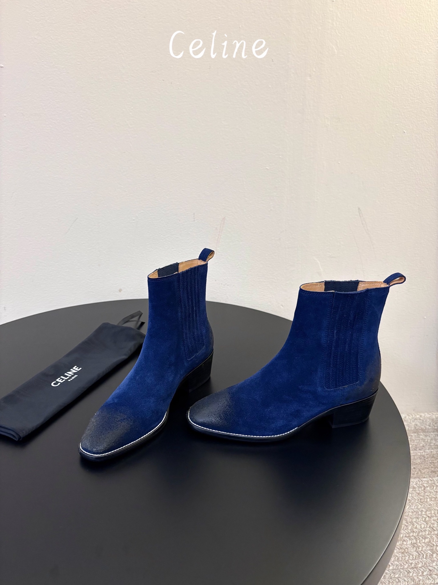 CELINE 秋冬专柜最新时装靴、走秀款时尚博主同款 早秋力推单品!复古欧美风格 炸街必备单品 ✔️松紧一脚蹬靴筒设计 CELINE 秋冬专柜最新时装靴、走秀款时尚博主同款 早秋力推单品!复古欧美风格 炸街必备单品 ✔️松紧一脚蹬靴筒设计