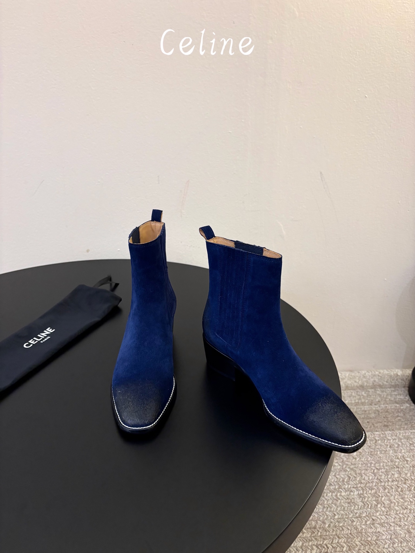 CELINE 秋冬专柜最新时装靴、走秀款时尚博主同款 早秋力推单品!复古欧美风格 炸街必备单品 ✔️松紧一脚蹬靴筒设计 CELINE 秋冬专柜最新时装靴、走秀款时尚博主同款 早秋力推单品!复古欧美风格 炸街必备单品 ✔️松紧一脚蹬靴筒设计