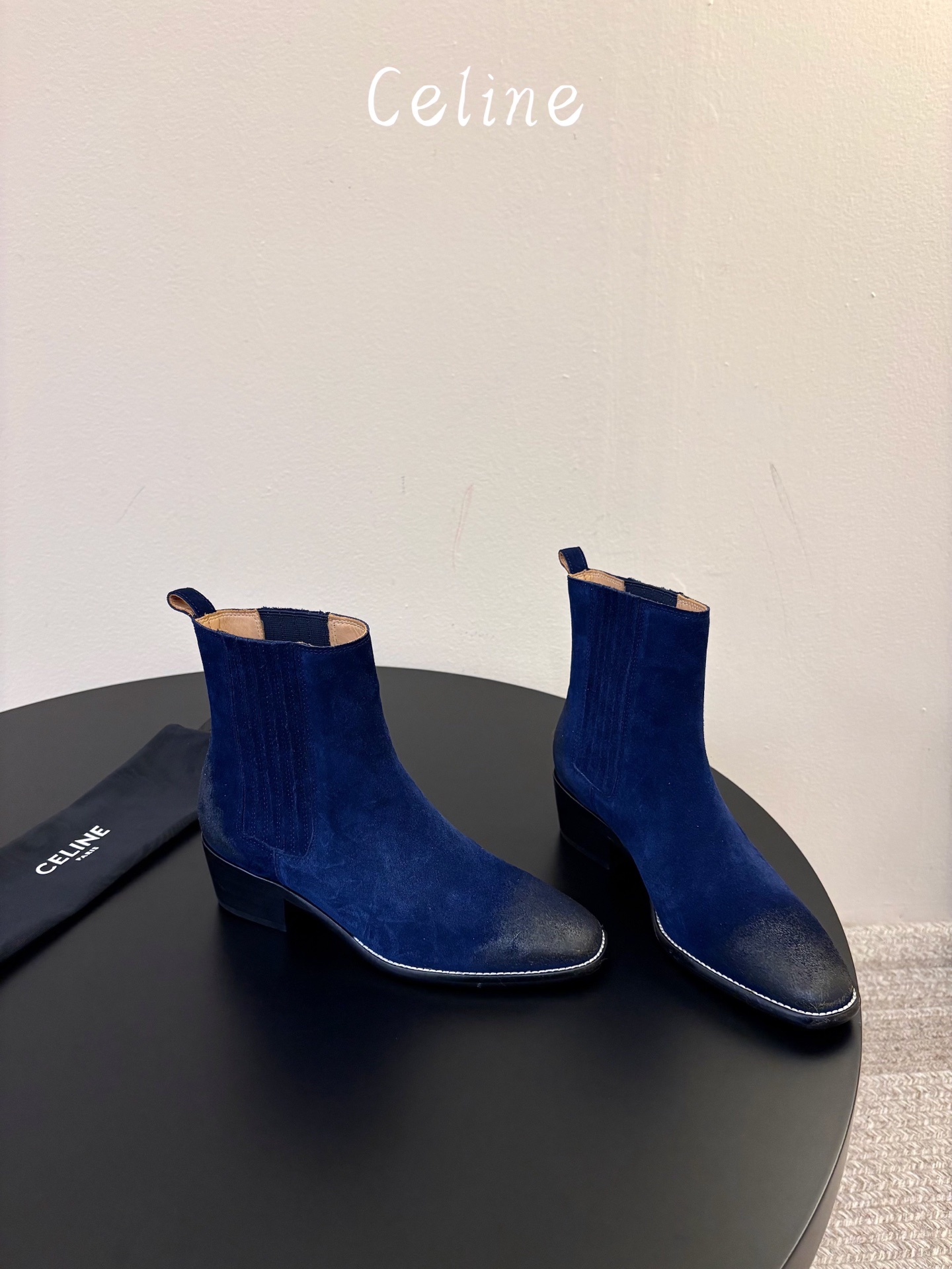 CELINE 秋冬专柜最新时装靴、走秀款时尚博主同款 早秋力推单品!复古欧美风格 炸街必备单品 ✔️松紧一脚蹬靴筒设计 CELINE 秋冬专柜最新时装靴、走秀款时尚博主同款 早秋力推单品!复古欧美风格 炸街必备单品 ✔️松紧一脚蹬靴筒设计
