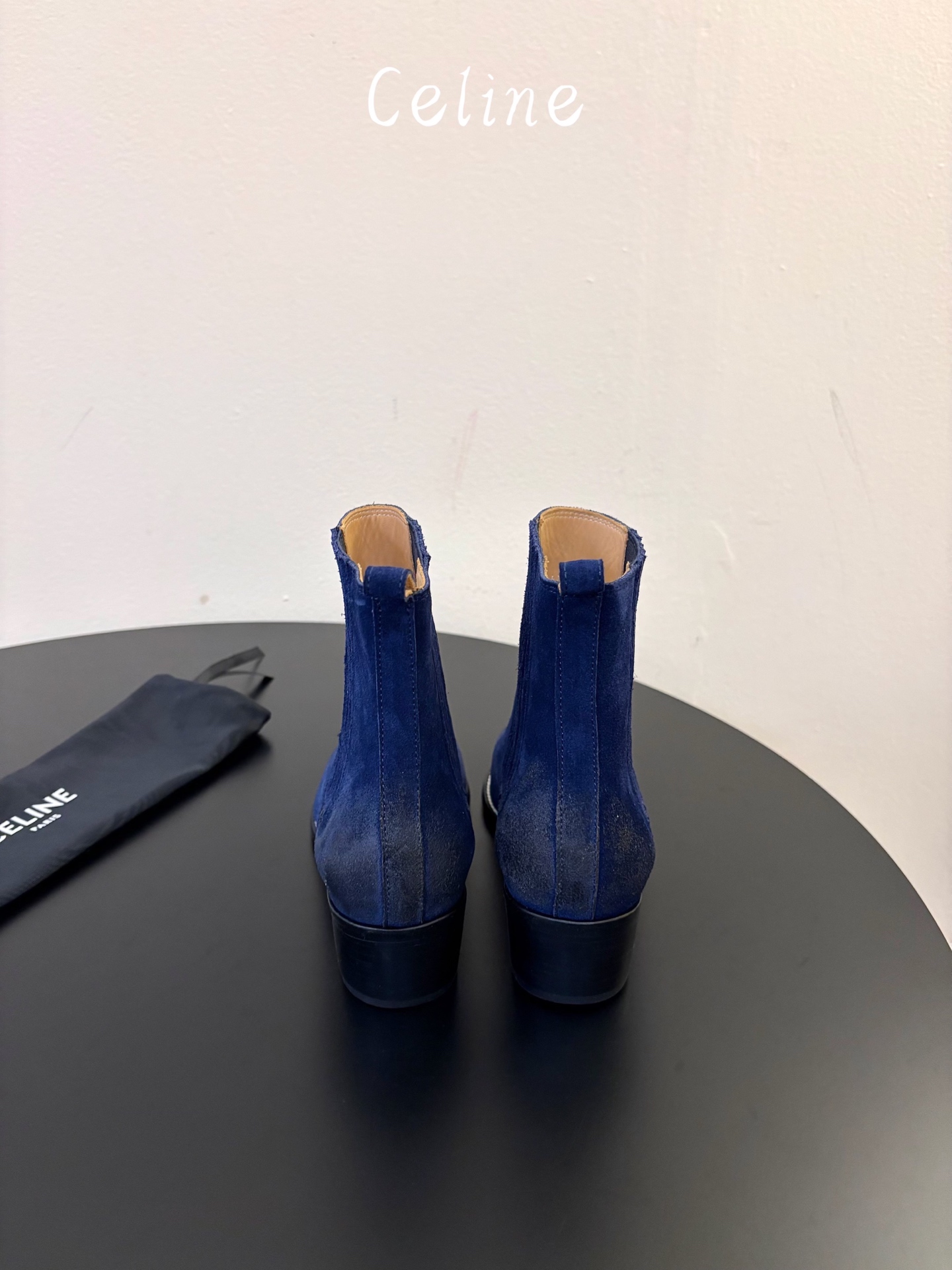 CELINE 秋冬专柜最新时装靴、走秀款时尚博主同款 早秋力推单品!复古欧美风格 炸街必备单品 ✔️松紧一脚蹬靴筒设计 CELINE 秋冬专柜最新时装靴、走秀款时尚博主同款 早秋力推单品!复古欧美风格 炸街必备单品 ✔️松紧一脚蹬靴筒设计