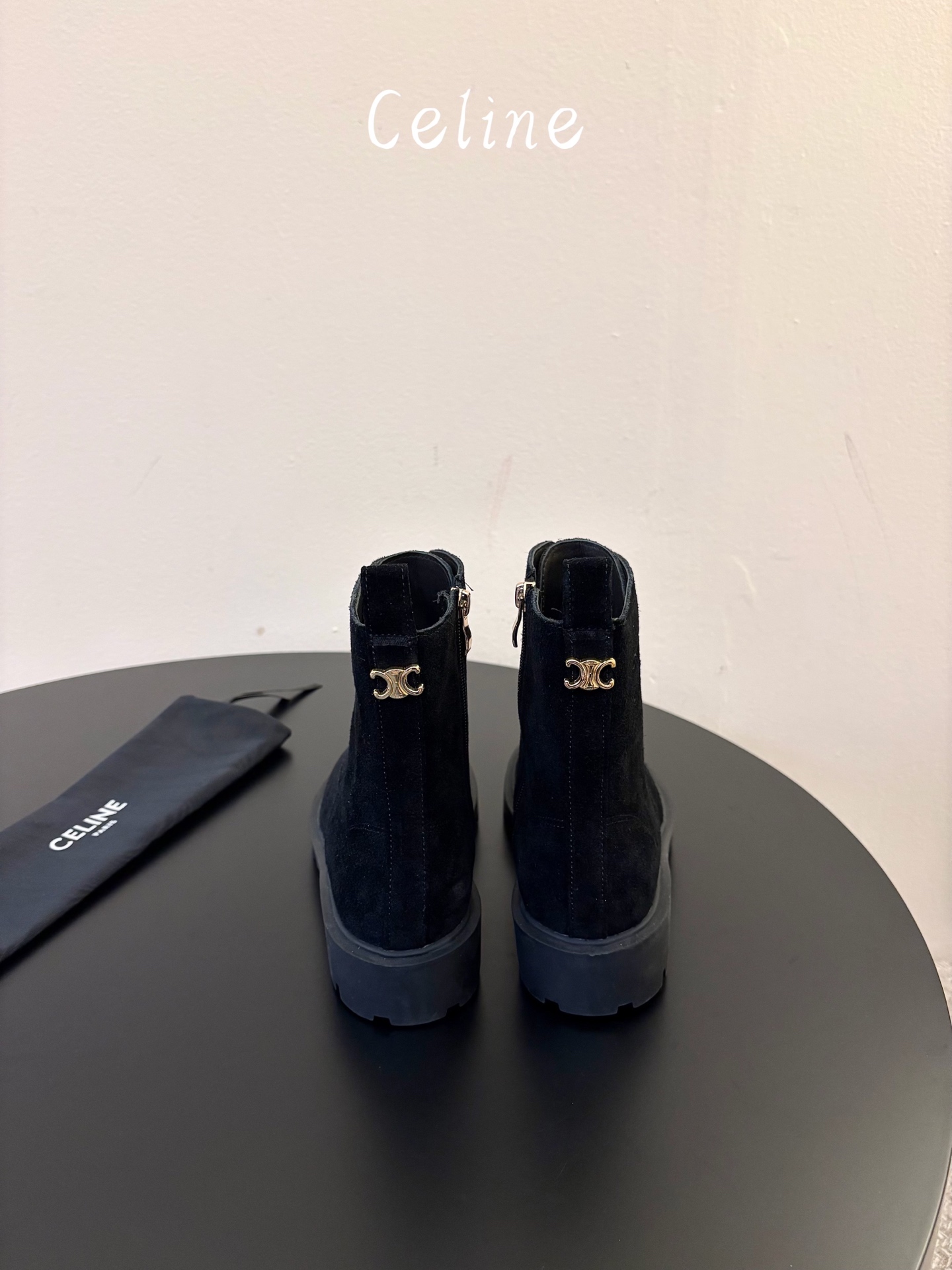 Celine思琳最新款凯旋门厚底马丁靴 超多明星网红种草 酷飒街头复古美拉德风 经典圆头马丁靴版型 正面系带设计 侧边金 Celine思琳最新款凯旋门厚底马丁靴 超多明星网红种草 酷飒街头复古美拉德风 经典圆头马丁靴版型 正面系带设计 侧边金