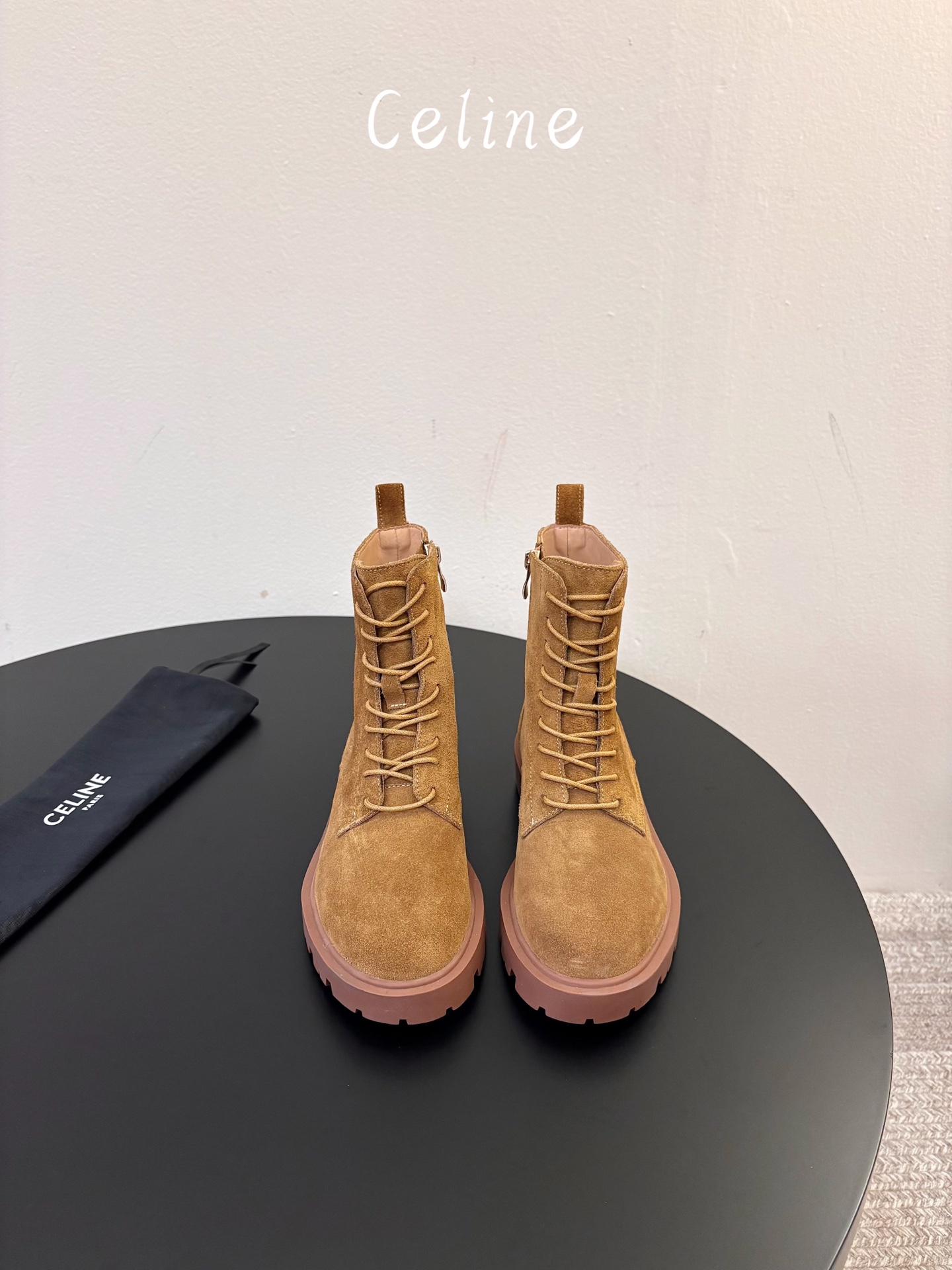 Celine思琳最新款凯旋门厚底马丁靴 超多明星网红种草 酷飒街头复古美拉德风 经典圆头马丁靴版型 正面系带设计 侧边金