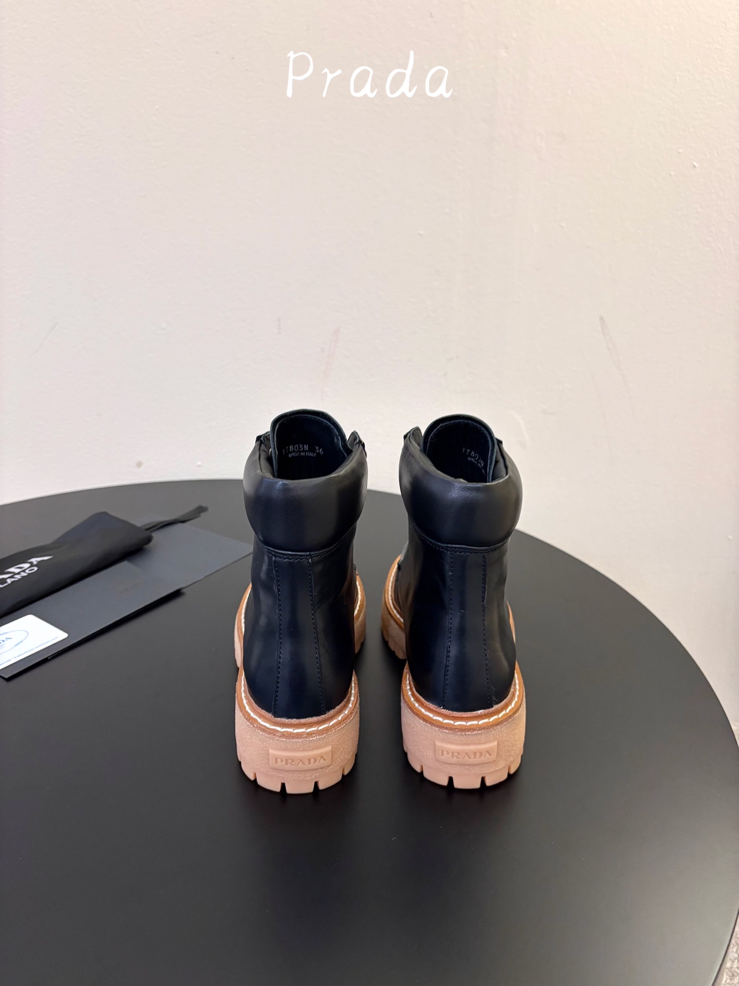 Prad* 普拉达厚底复古牛牛筋底马丁靴 时尚厚底休闲机车马丁靴,独到味道,人人都爱也轻松驾驭 每年都会爆.还有就是百搭 Prad* 普拉达厚底复古牛牛筋底马丁靴 时尚厚底休闲机车马丁靴,独到味道,人人都爱也轻松驾驭 每年都会爆.还有就是百搭