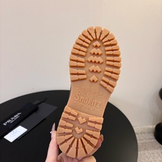 Prad* 普拉达厚底复古牛牛筋底马丁靴 时尚厚底休闲机车马丁靴,独到味道,人人都爱也轻松驾驭 每年都会爆.还有就是百搭 Prad* 普拉达厚底复古牛牛筋底马丁靴 时尚厚底休闲机车马丁靴,独到味道,人人都爱也轻松驾驭 每年都会爆.还有就是百搭