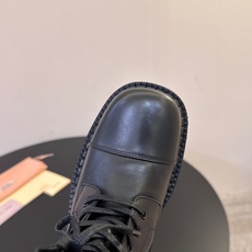 Miu Mi* 走秀款 机车风复古长靴/短靴 走秀款 酷飒酷飒的 延续了爆款风格 miu 秋冬秀款 短靴新品 经典机车靴 Miu Mi* 走秀款 机车风复古长靴/短靴 走秀款 酷飒酷飒的 延续了爆款风格 miu 秋冬秀款 短靴新品 经典机车靴