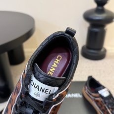 chanel26a球鞋美到心巴上 一买一个不吱声 讲道理 看到实物穿上脚 就会觉得更好看 有底有厚度 可能左边的比较特别 chanel26a球鞋美到心巴上 一买一个不吱声 讲道理 看到实物穿上脚 就会觉得更好看 有底有厚度 可能左边的比较特别
